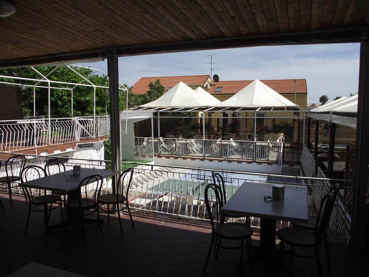 Bike And Breakfast Apartments Pietra Ligure Exterior foto